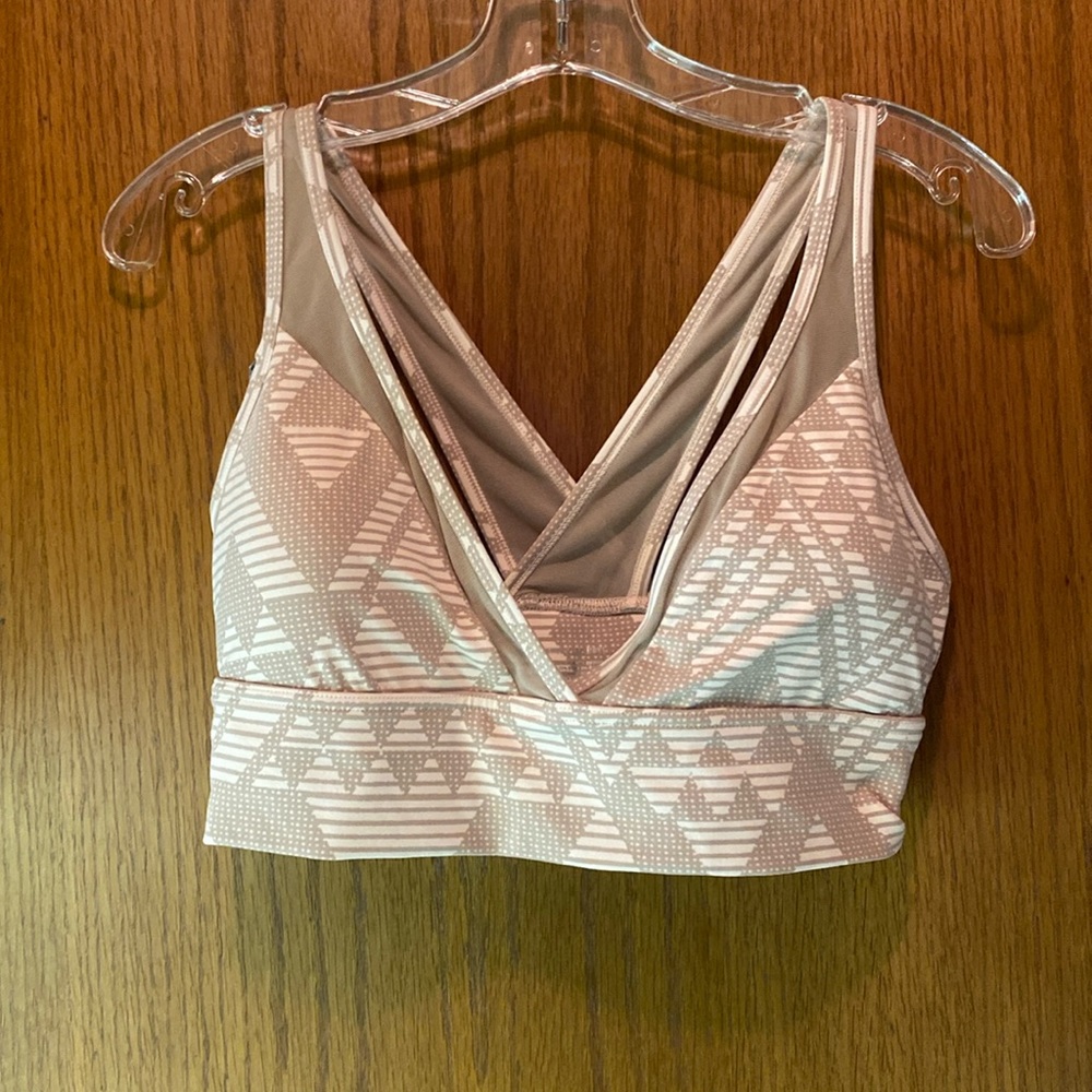 Large sports Bra new Arie, still has cup pads